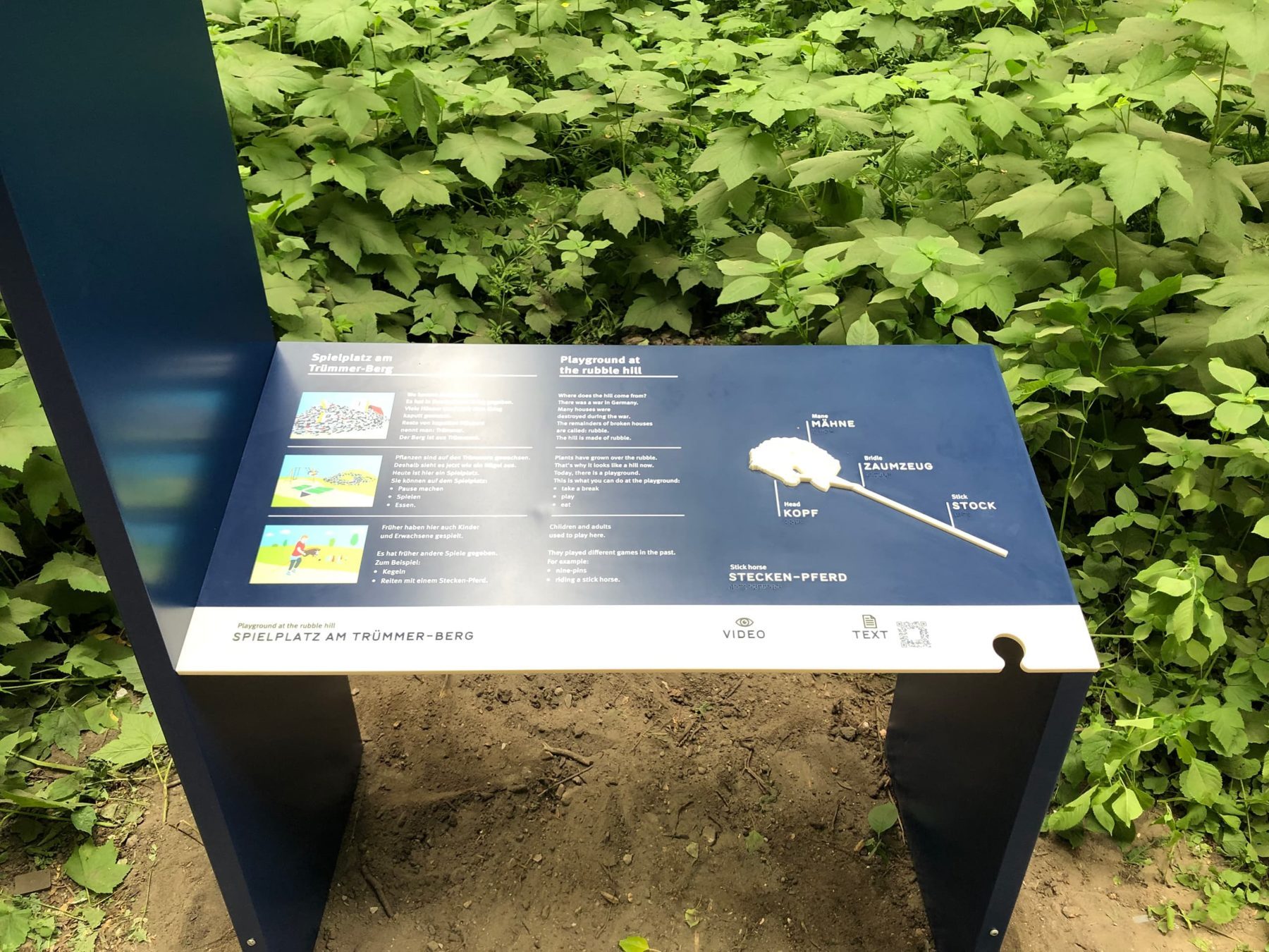 Nahaufnahme Wegeleitsystem Gartenmodul im Schlosspark Charlottenburg mit taktilem Element, Braille und Leichter Sprache