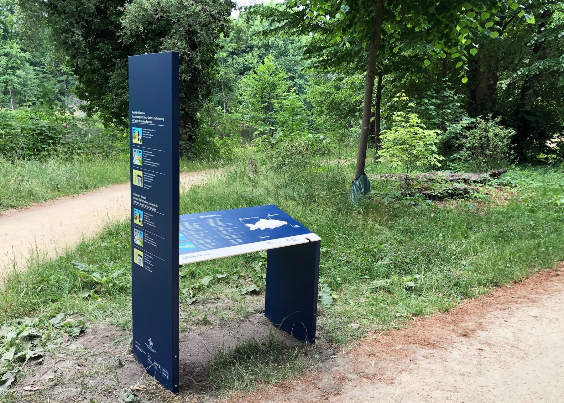 Nahaufnahme Wegeleitsystem Gartenmodul im Schlosspark Charlottenburg mit taktilem Element, Braille und Leichter Sprache