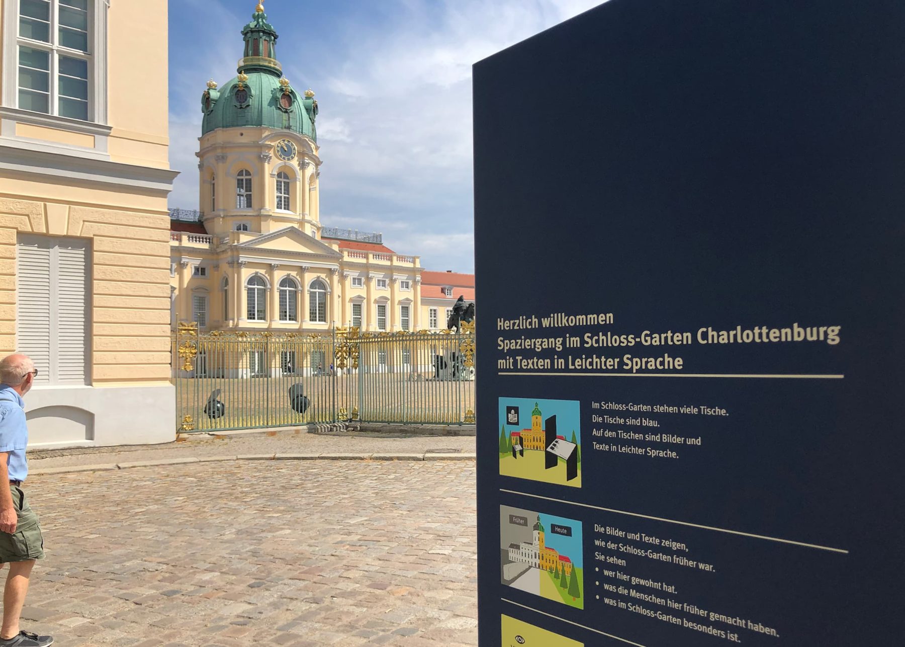 Nahaufnahme Wegeleitsystem Gartenmodul im Schlosspark Charlottenburg mit taktilem Element, Braille und Leichter Sprache