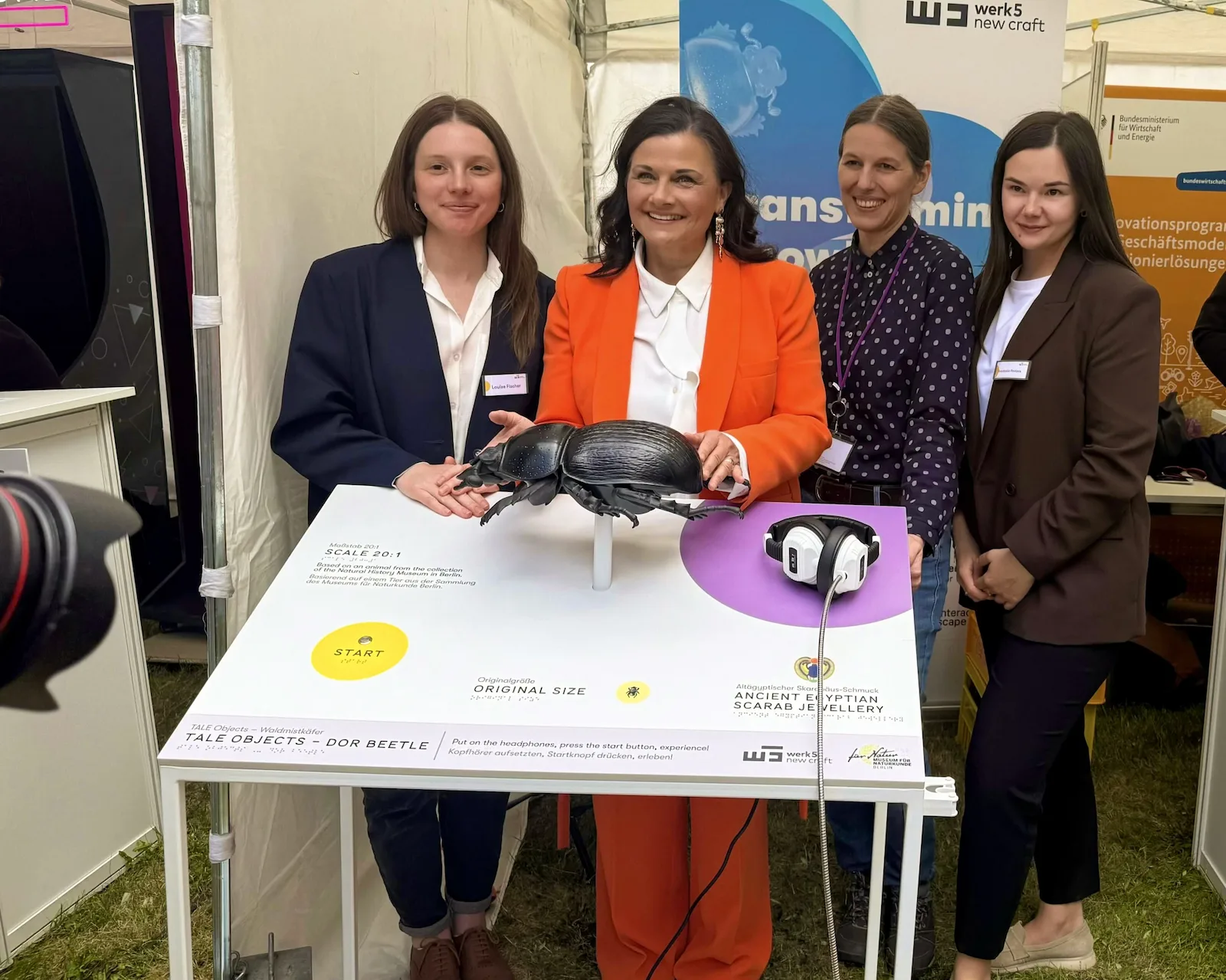 Team von werk5 präsentiert den responsiven Waldmistkäfer beim Innovationstag Mittelstand 2026 gemeinsam mit Gitta Connemann.