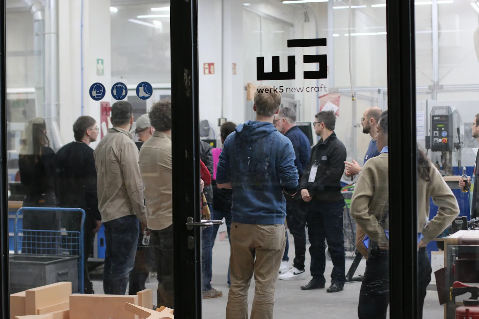 Besucher*innen bei einer Führung durch die werk5-Werkstatt während des Open House 2026 in Berlin